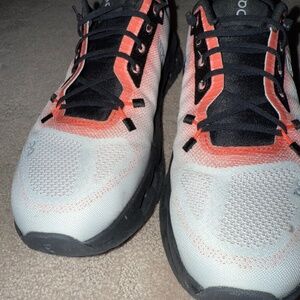 On Cloud Ladies Size 7 Sneakers